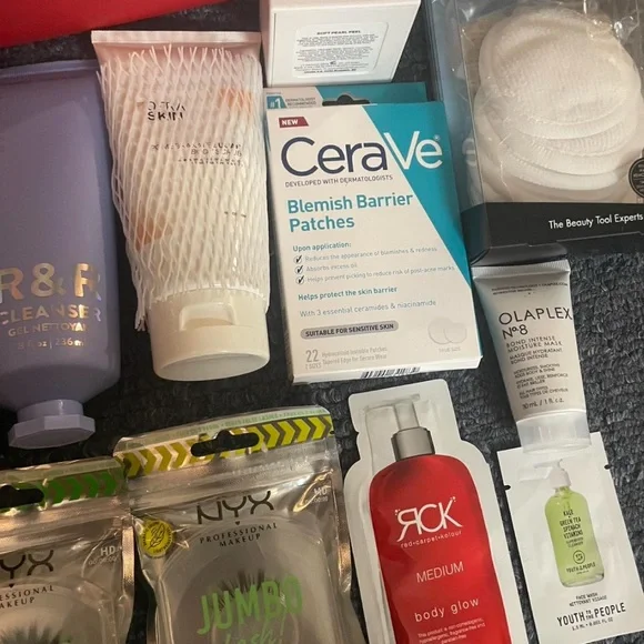 Beauty bundle: makeup, skincare, haircare, and more - Picture 5 of 6